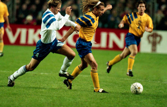 Henrik Larsson uppvaktas av en finländare