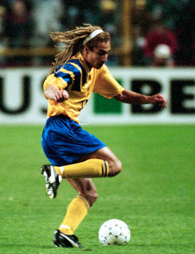 Henrik Larssin med bollen