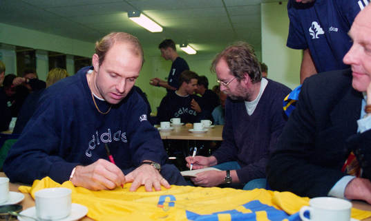 Thomas Ravelli signerar tröjor