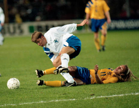 Henrik Larsson i kamp om bollen