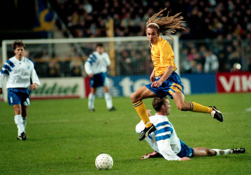 Henrik Larsson flyger över en finländare