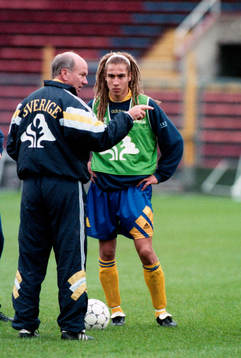Tommy Svensson, förbundskapten instruerar Henrik Larsson