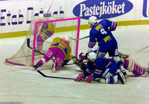 Skånes Peter Walles på väg in målburen