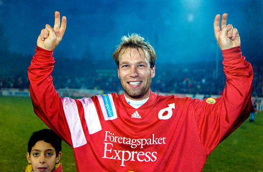 Dan Fröberg, målskytt i Degerfors jublar