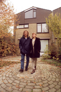 Henrik Larsson och Madeleine framför bostaden i Rotterdam