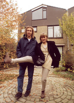 Henrik Larsson och Madeleine framför bostaden i Rotterdam