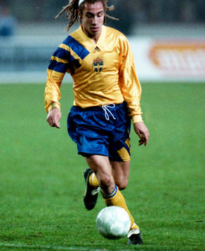 Henrik Larsson med bollen