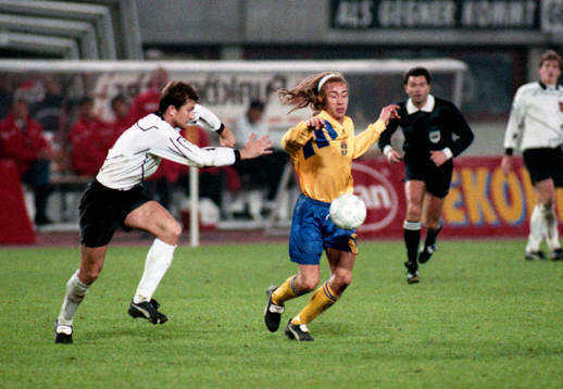 Henrik Larsson i kamp om bollen