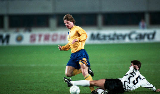 Stefan Schwarz glidtacklas