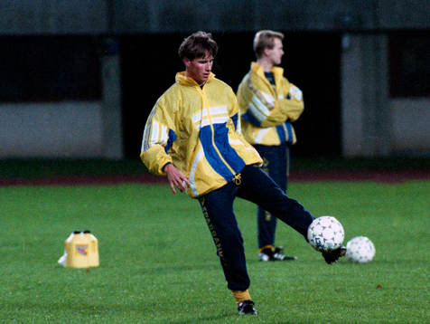 Roger Ljung behandlar bollen