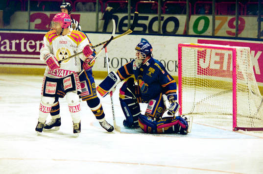 Joakim Pehrson, Brynäs framför Thomas Östlund, målvakt