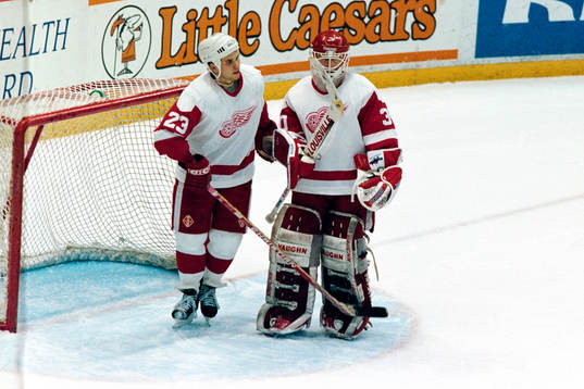 Greg Johnson och Chris Osgood, målvakt, Red Wings