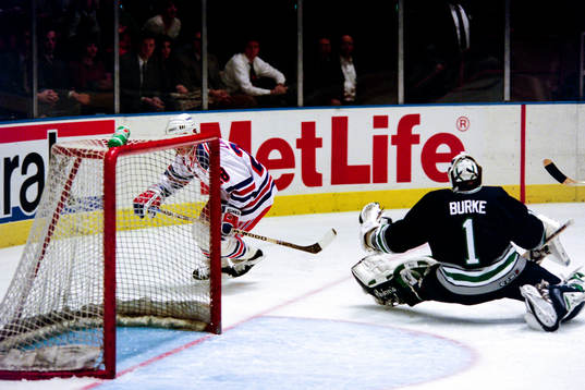 Steve Larmet, Rangers rundar Sean Burke, målvakt i Hartford