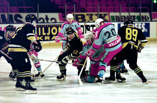 Bodens Mikael Lindholm (21) och Robert Wallmark (20) mellan