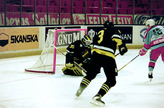 Bodens Henrik Arenbro fri med Sam Lindståhl, målvakt i AIK