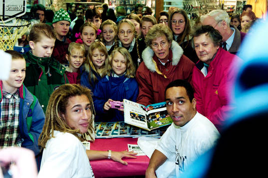 Henrik Larsson och Martin Dahlin signerar böcker på
