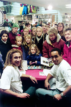 Henrik Larsson och Martin Dahlin signerar böcker på