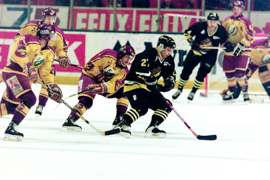 Odd Nilsson, AIK med pucken uppvaktas av Leif Carlsson,