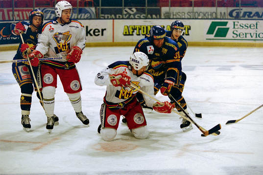 Djurgårdens Robert Nordmark i kamp om pucken