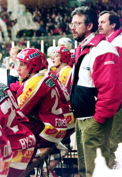 Peter Forsberg framför Kent Forsberg, tränare i Modo