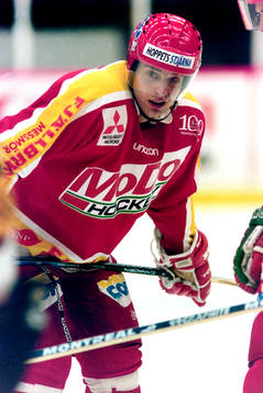 Martin Hostak, Modo