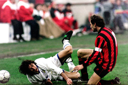 Milans Franco Baresi stoppar en parmaspelare