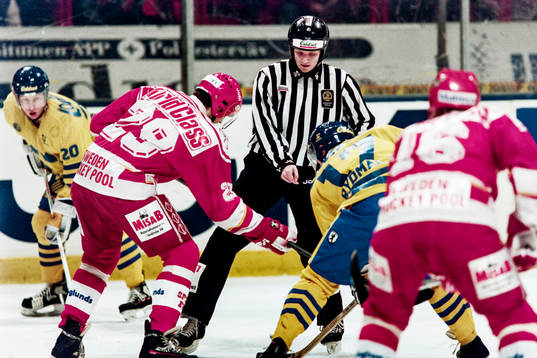 Daniel Rydmark, Sverige, tar en teckning