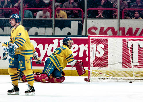 Pucken i mål bakom Michael Sundlöv, målvakt i Sverige
