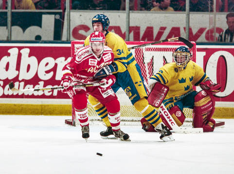 Roger Johansson och sveriges målvakt Michael Sundlöv