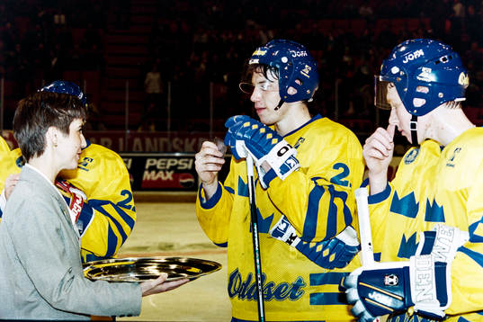Peter Forsberg, Sverige får pris