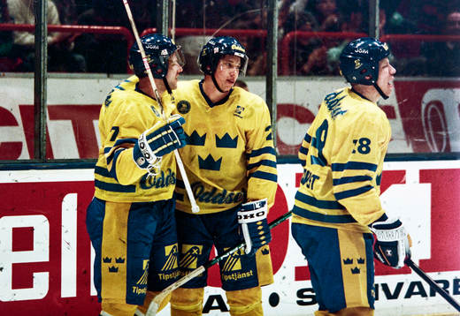 Leif Rohlin, Peter Forsberg och Jonas Bergqvist jublar