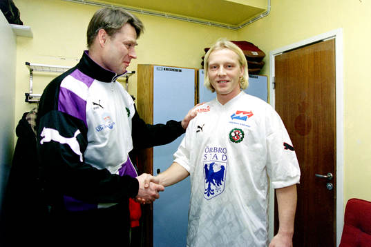 Sven Dahlkvist, tränare hälsar Arnor Gudjohnsen