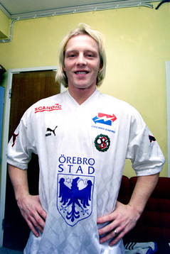 Arnor Gudjohnsen drar på sig matchtröjan