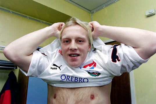 Arnor Gudjohnsen drar på sig matchtröjan
