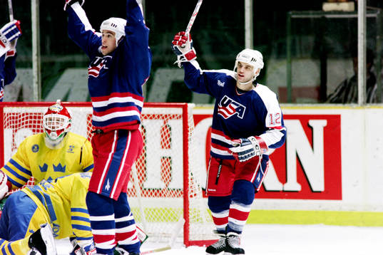 Nr 12 Peter Ciavaglia och USA jublar