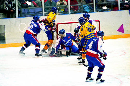 Kenny Jönsson och Charles Berglund framför det slovakiska