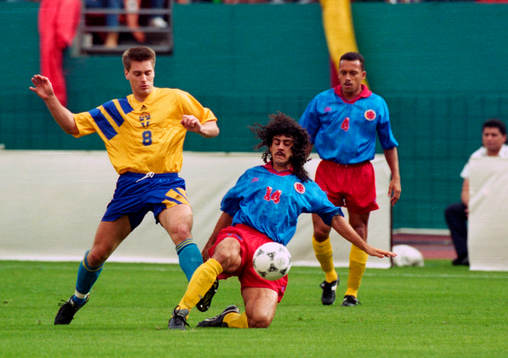 Jan Jansson försöker nå bollen