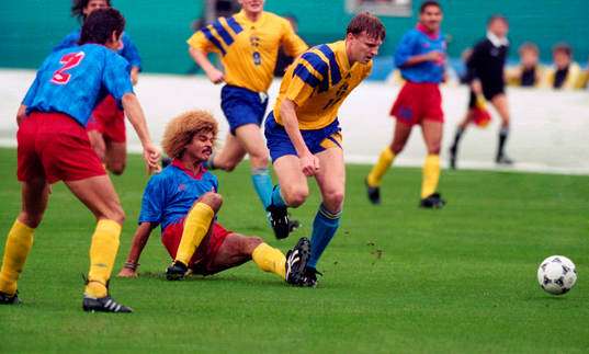 Kennet Andersson glidtacklas av Carlos Valderrama