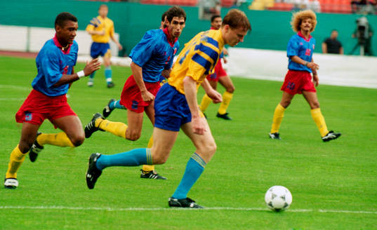 Andres Escobar i bakgrunden och Kennet Andersson