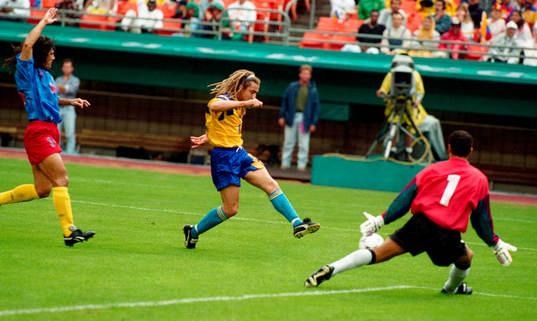 Henrik Larsson oroar målvakten