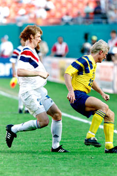 Alexi Lalas, USA i ryggen på Mats Lilienberg, Sverige