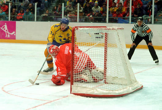 Peter Forsberg gör bort Corey Hirsch, Kanada, på ett