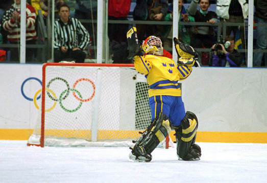 Tommy Salo, målvakt, Sverige. jublar
