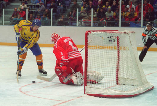 Peter Forsberg och Corey Hirsh, målvakt
