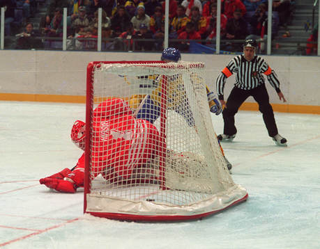 Peter Forsberg och Corey Hirsh, målvakt