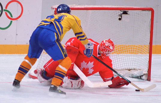 Peter Forsberg, Sverige och Corey Hirsch, Kanada. (Straff)