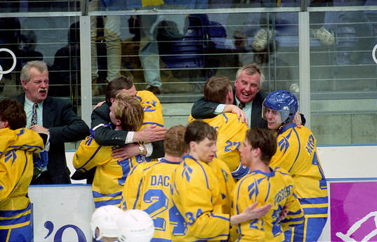Curt Lundmark karmar om spelarna