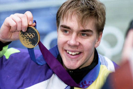 Matchhjälten Tommy Salo med guldmedaljen