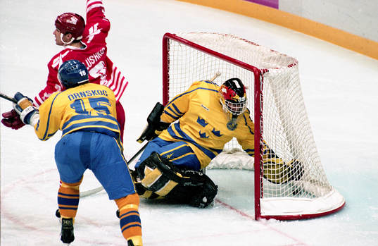 Stefan Örnskog, Tommy Salo, målvakt, Sverige ser pucken i