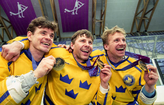 Håkan Loob, Mats Näslund och Tomas Jonsson jublar